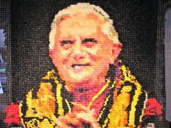 L'immagine dell'ex papa Benedetto XVI diventa un'opera fatta con 17.000 profilattici