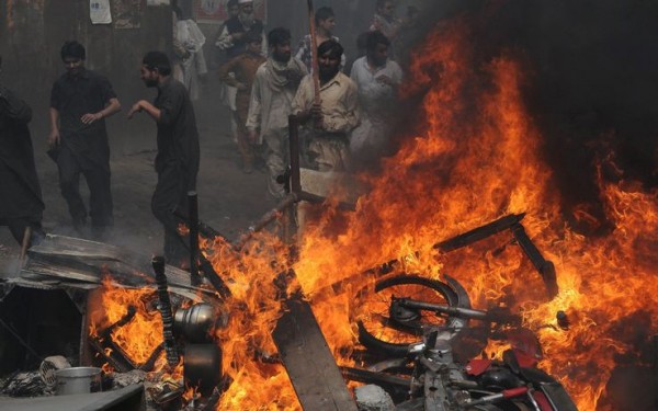 PAKISTAN: CORTEI CONTRO LE VIOLENZE ANTI-CRISTIANE. CENTINAI DI ARRESTI TRA I MANIFESTANTI A LAHORE