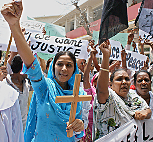 Pakistan: libertà per gli estremisti che bruciarono il quartiere cristiano; a processo l’uomo accusato di blasfemia