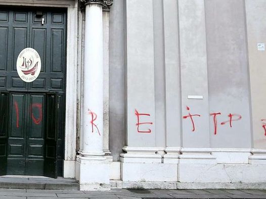 Brescia: raid vandalico sui musi della chiesa di Santa Maria Calchera