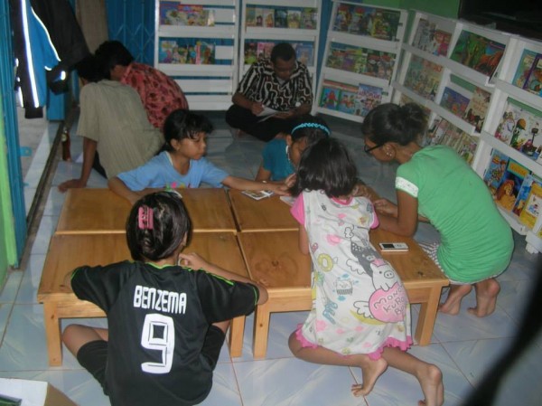 Indonesia: gli islamisti fanno chiudere una biblioteca pubblica per bambini Indonesia: gli islamisti fanno chiudere una biblioteca pubblica per bambini