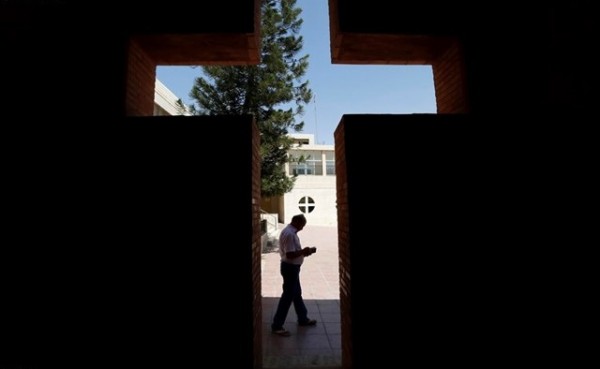 IRAQ - Lo Stato Islamico trasforma in prigione il monastero di San Giorgio, divelta la croce sulla cupola