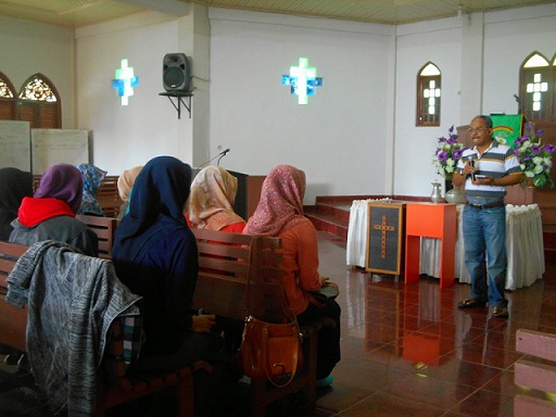 Aceh, porta i suoi studenti in chiesa: accusata di proselitismo e minacciata!