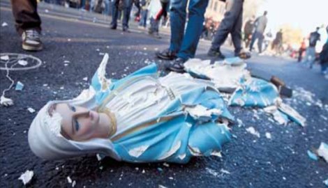 Perugia: immigrati spaccano statua della Madonna, la prendono a calci e ci orinano sopra!
