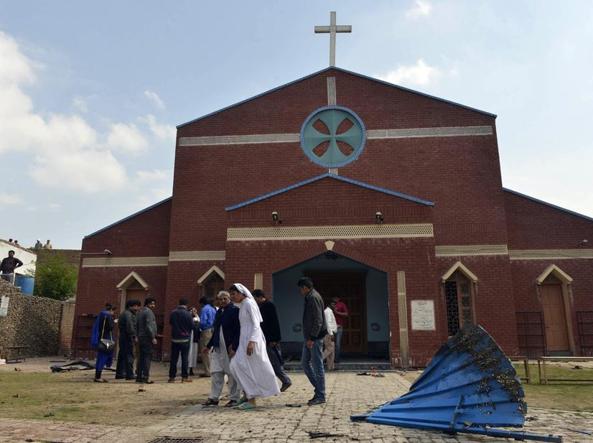 Pakistan, attacco contro due chiese! Almeno 15 morti e 78 feriti!