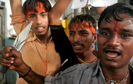 India. Villaggio attaccato da estremisti indù: cristiani in fuga!