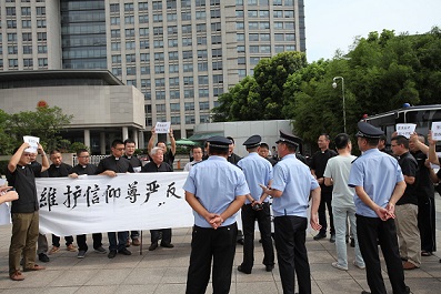 Wenzhou: Vescovo 90enne e 26 preti manifestano contro la demolizione delle croci!