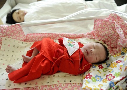 Cina, incinta all’ottavo mese: minacce per spingerla all’aborto!