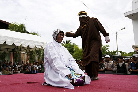 Frustata in nome della sharia la prima cristiana in Indonesia!