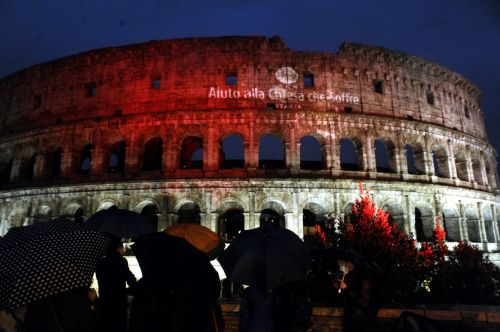 Il Colosseo si tinge di rosso per i martiri cristiani!