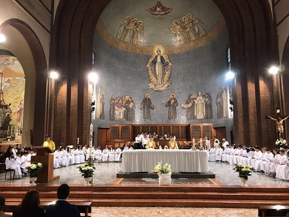 Sale sull'altare e bestemmia: immigrato scatena il panico in chiesa a Milano!