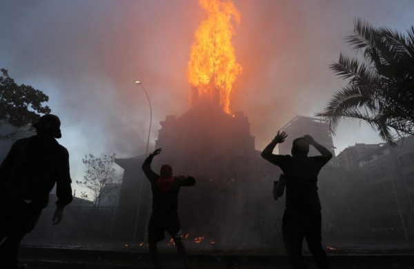 Cile: bruciate due chiese a Santiago, violenze e saccheggi nell’annivesario del 18 ottobre che un anno fa segnò l’inizio delle proteste!