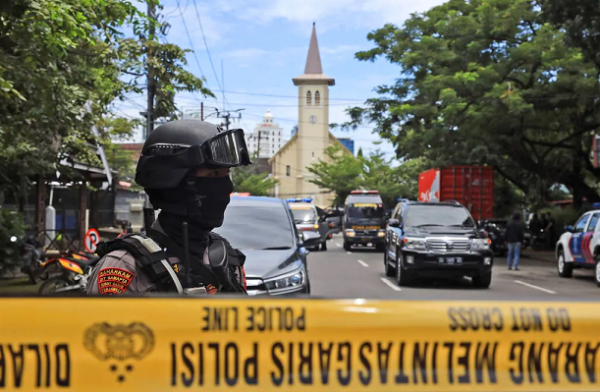 Kamikaze in una cattedrale cattolica in Indonesia, venti feriti. Arrestate 4 persone!